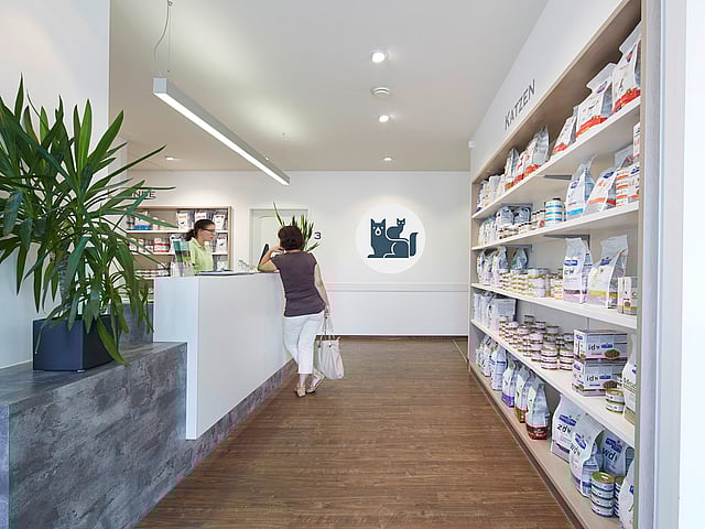 Nahaufnahme einer blonden Frau mit Brille, die lachend in die Kamera schaut.