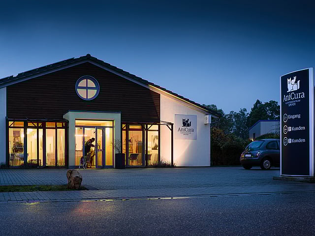 Außenansicht des AniCura Kleintierzentrums Speyer bei Abenddämmerung