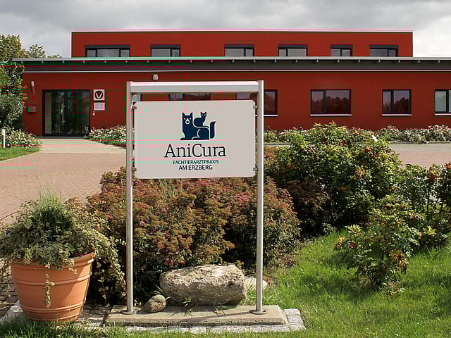 Ein Schild vor einem Gebäude.