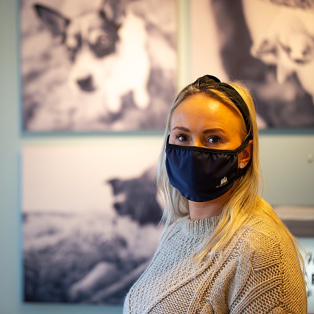 Eine Person, die eine Gesichtsmaske trägt.