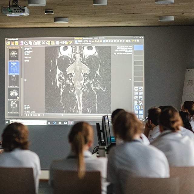 Eine Gruppe von Personen in einem Klassenzimmer.