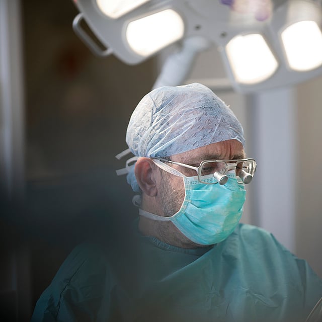 Eine Person, die eine Maske und eine Brille trägt.