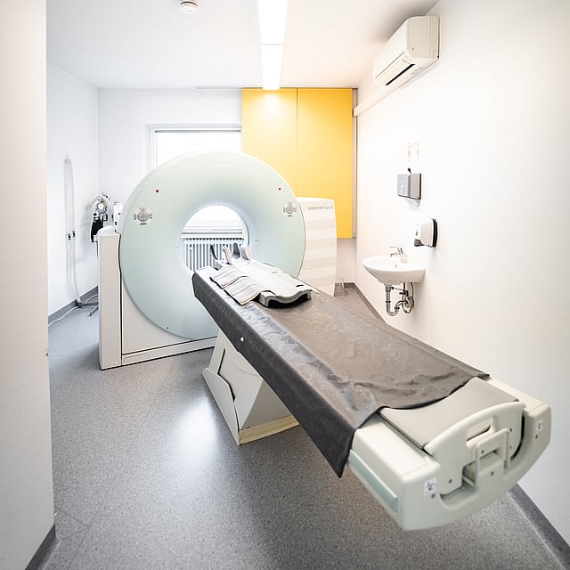 Ein Raum mit einem großen CT-Scanner.