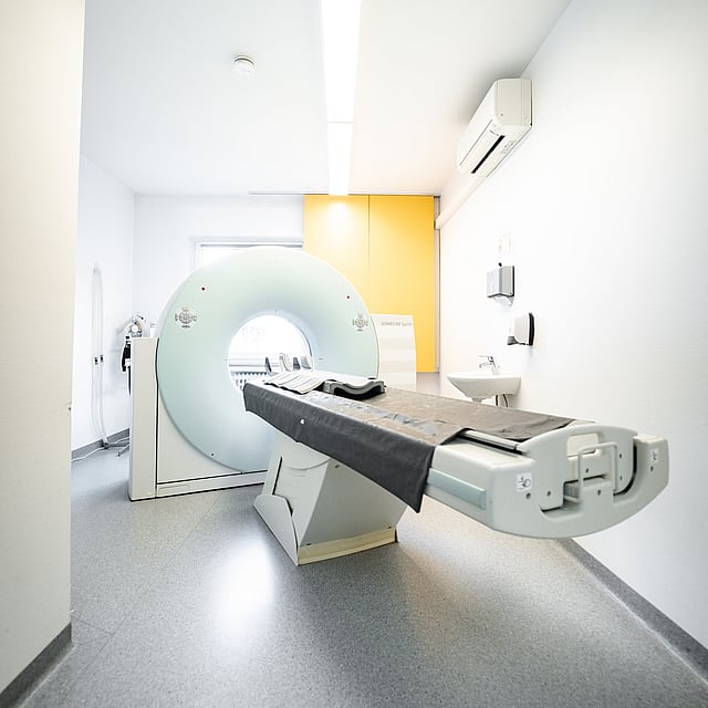 Ein großer CT-Scanner in einem Raum.