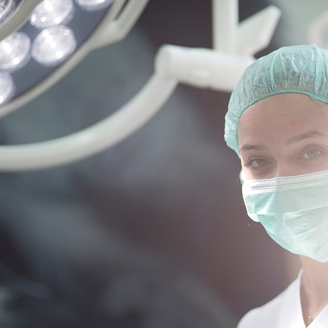 Eine Person, die eine Maske und eine Mütze trägt.