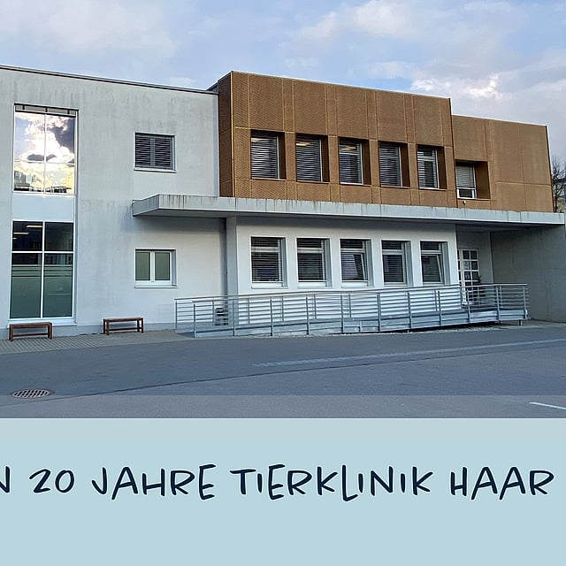 Ein Gebäude mit einem Schild darauf.