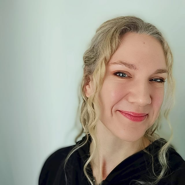 Eine Person, die für ein Selfie lächelt.