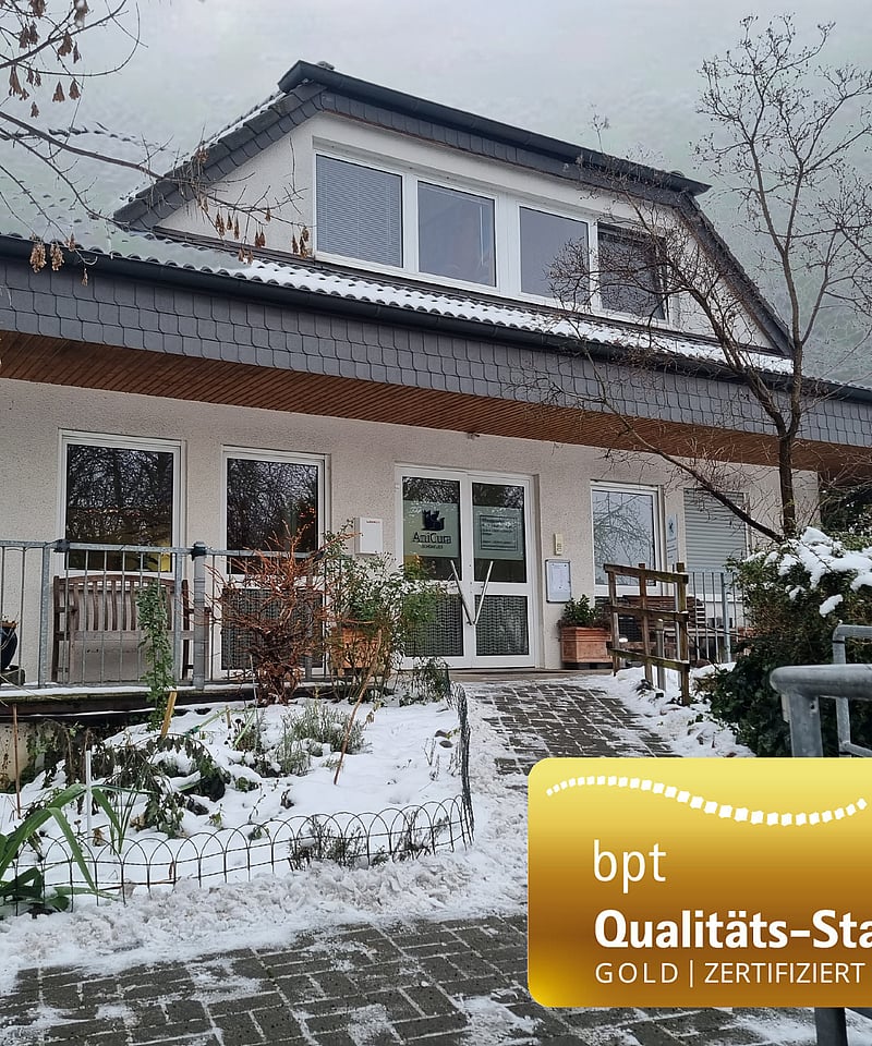 Ein Haus mit Schnee auf dem Boden.