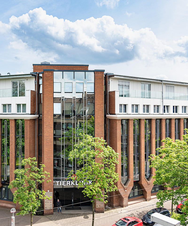 Ein Gebäude mit Glasfenstern.