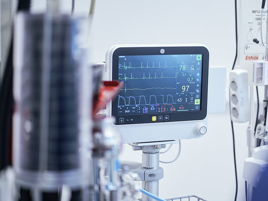 Ein Monitor überwacht den Herzrhythmus während einer OP.