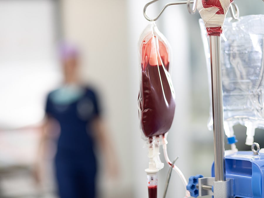 Ein Beutel Blut und eine Infusion hängen an einem Ständer.