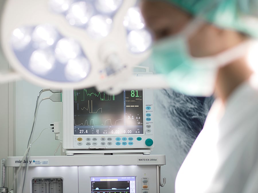 Ein Monitor zeigt während einer OP den Herzrhythmus an.