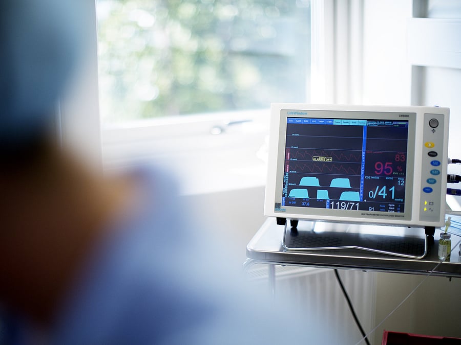 Ein Monitor zeichnet den Herzrhythmus während einer OP auf.