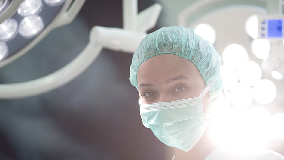 Eine Person, die eine Maske und eine Mütze trägt.
