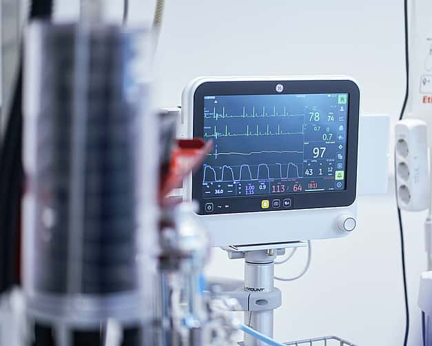 Ein Monitor zeichnet den Herzrhythmus während einer OP auf.