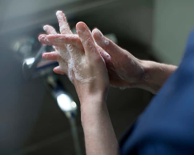Jemand wäscht sich die Hände mit Seife.