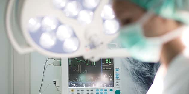 Ein Monitor zeigt während einer OP den Herzrhythmus an.