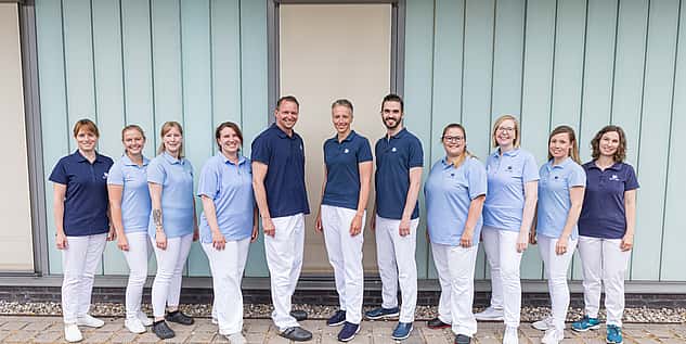 Das Team von Anicura aufgestellt in einer Reihe.