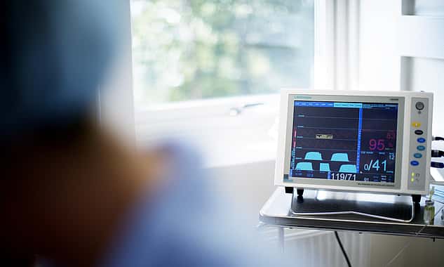 Ein Monitor zeichnet den Herzrhythmus während einer OP auf.