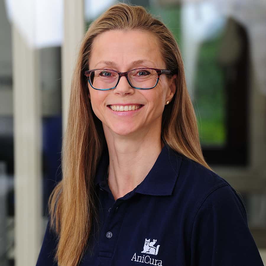 Dr Simone James