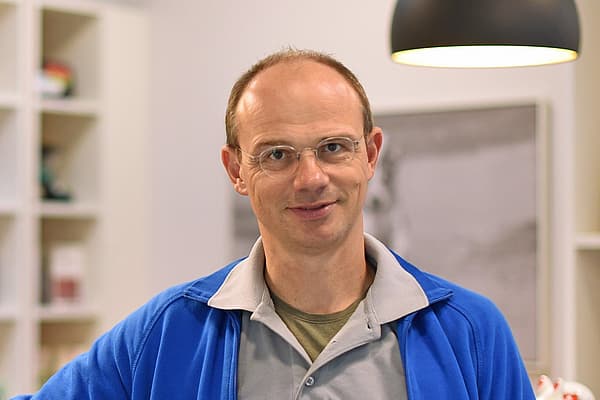 Eine Person, die eine blaue Jacke trägt.