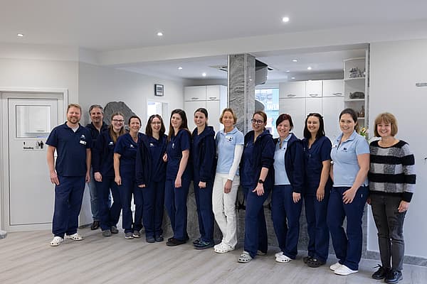 Eine Gruppe von Menschen in blauen Uniformen.