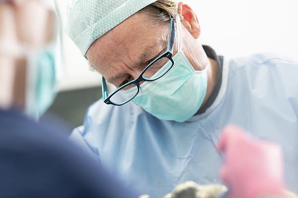Nahaufnahme eines Arztes, der eine Maske trägt.