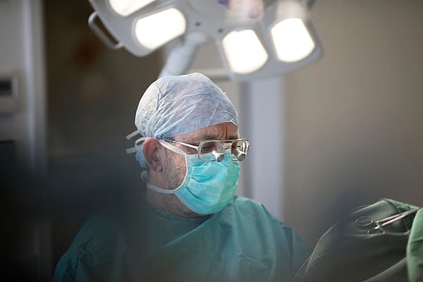 Eine Person, die eine Maske und eine Brille trägt.