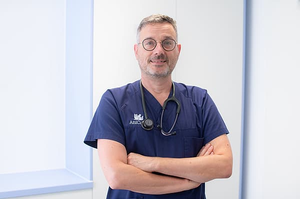 Eine Person, die ein Stethoskop um den Hals trägt.
