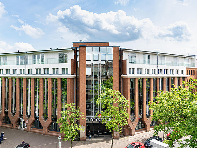 Ein Gebäude mit Glasfenstern.