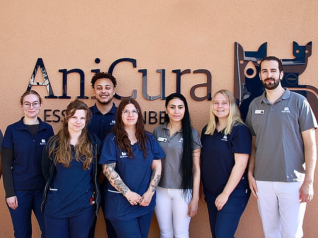 Eine Gruppe von Menschen, die für ein Foto posieren.