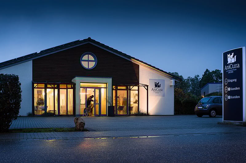 Außenansicht des AniCura Kleintierzentrums Speyer bei Abenddämmerung