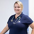 Foto von Dr. Daniela Bitzmann-Schleiderl, Fachtierärztin Für Klein Und Heimtiere, Gpcert Kleintierchirurgie, Offizielle Zulassung Als Gutachter Für Patellaluxation Beim Hund