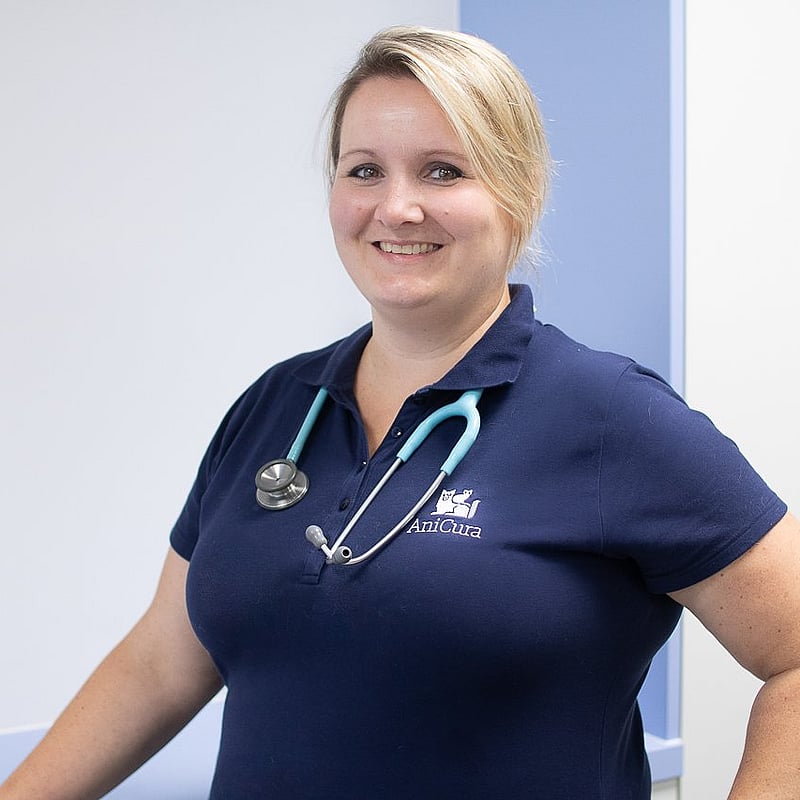 Foto von Dr. Daniela Bitzmann-Schleiderl, Fachtierärztin Für Klein Und Heimtiere, Gpcert Kleintierchirurgie, Offizielle Zulassung Als Gutachter Für Patellaluxation Beim Hund
