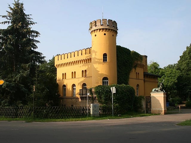 Ein gelbes Gebäude mit einem Turm.