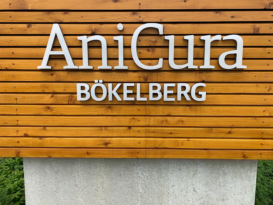 Eine Holzfassade, auf der große Anicura Böckelberg steht.